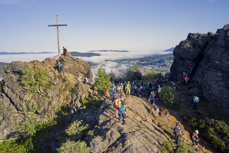 Viele Wanderer tummeln sich am Gipfel des Silberbergs. | © Bodenmais Tourismus & Marketing GmbH